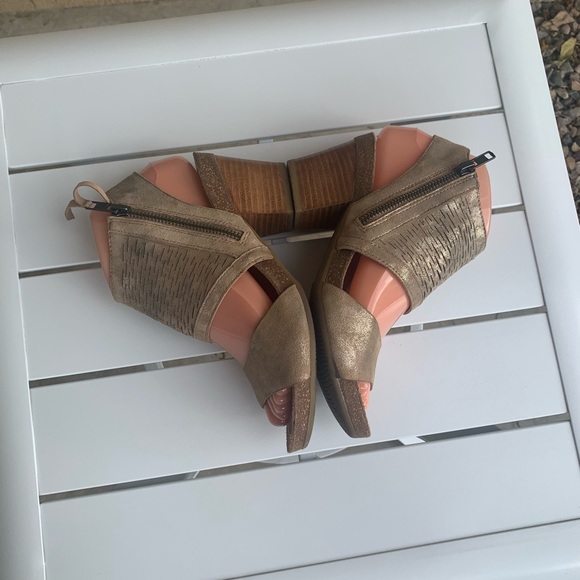 Sofft suede perforated tan glittery sandals size 6M - Picture 7 of 16
